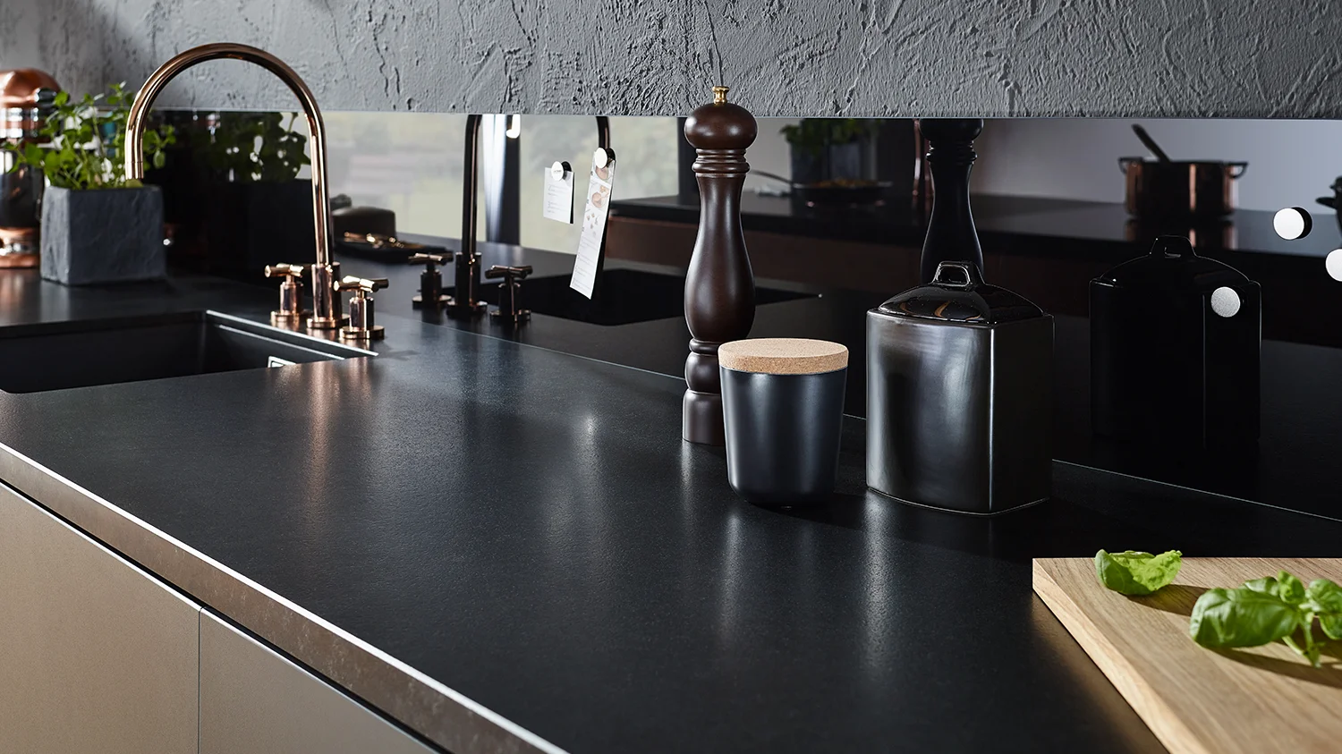 Lechner-Arbeitsplatte-Naturstein-031-Nero-Assoluto-Z-strukturiert.jpg