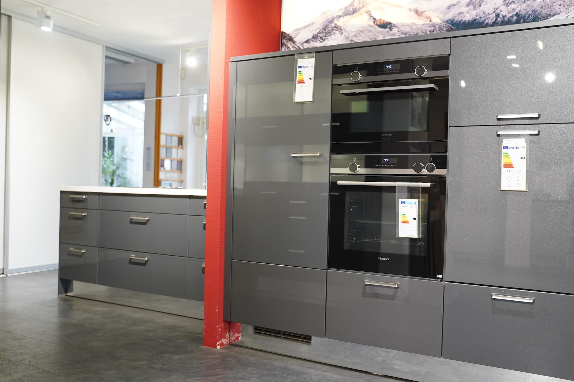 Moderne Kueche mit Halbinsel grau. mit Siemens Geraeten