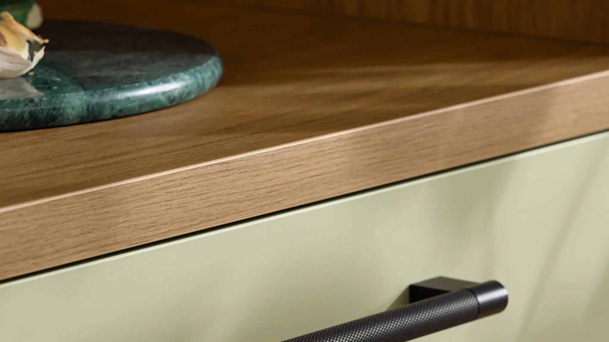 Nolte Front VELLUTO Pistazie matt mit Arbeitsplatte Eiche Cognac